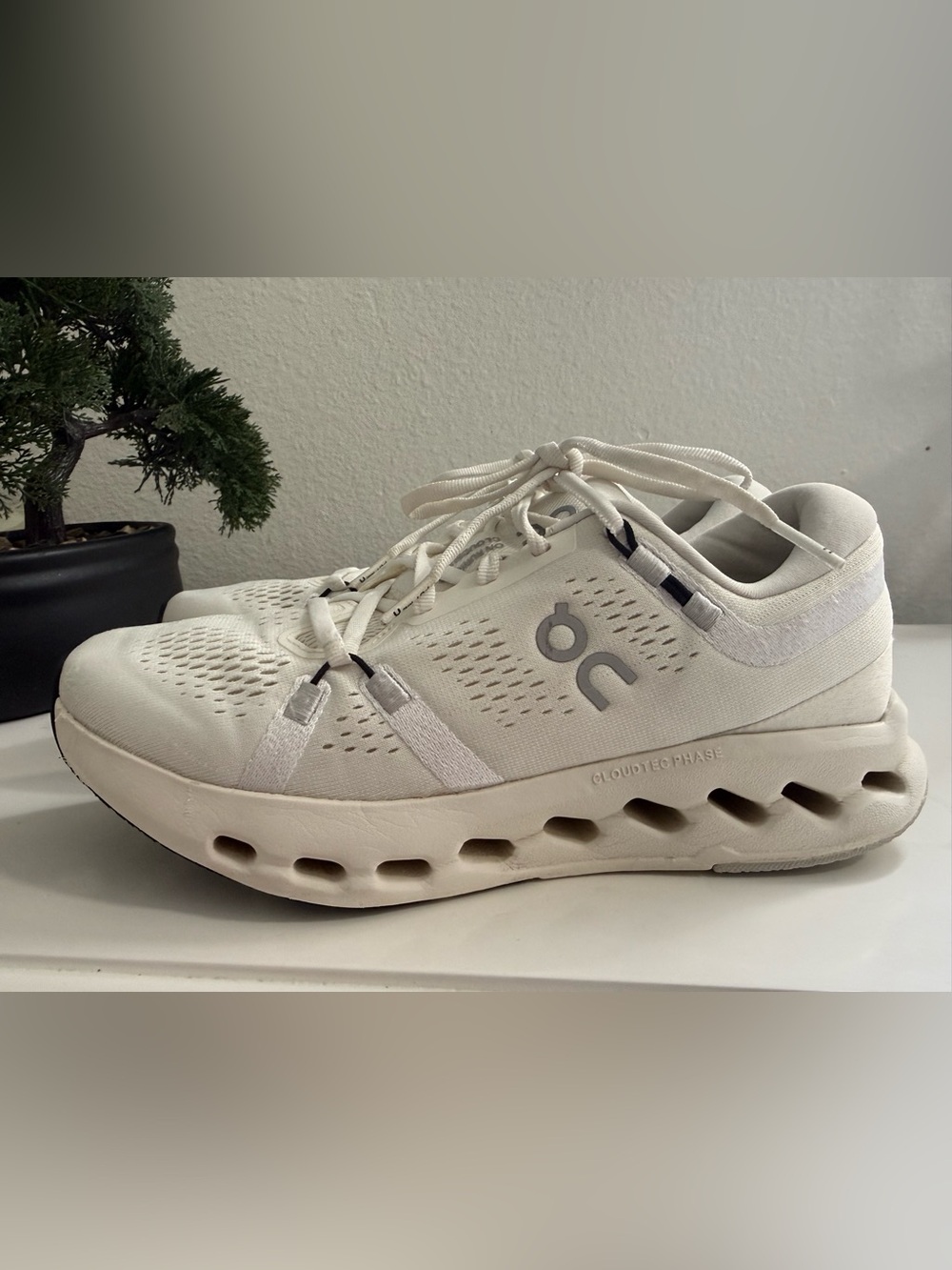 On cloudsurfer 2 Women size 8 Sneakers in Cream and White - Picture 4 of 8